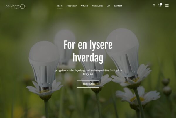 White LED bulbs on green blurred background with Norwegian text "For en lysere hverdag" (For a brighter everyday)